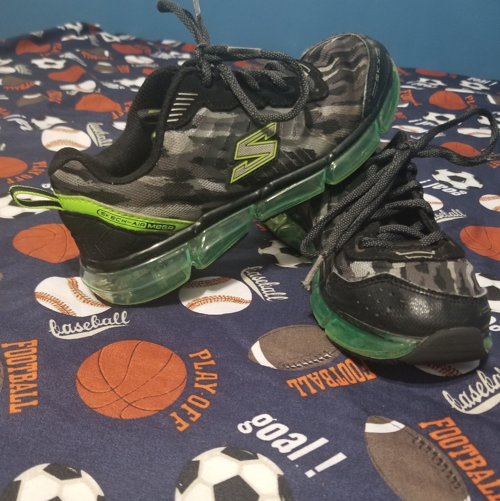 Boys Skechers Size 13.5